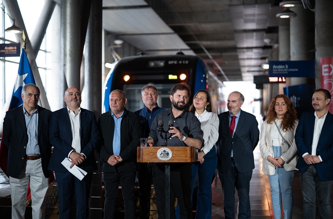 Presidente Boric encabeza presentación de nuevo tren que se sumará a la flota de EFE Valparaíso