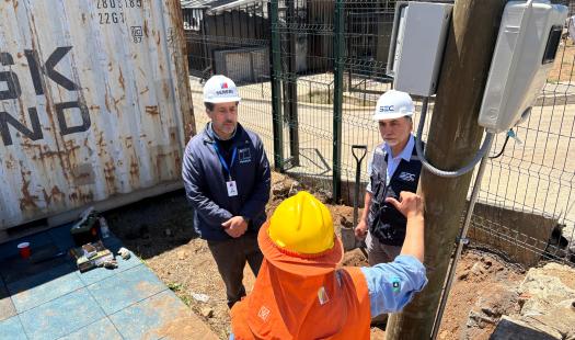 Seremi de Energía y SEC supervisan instalaciones eléctricas y de gas en Punta de Parra tras incendios