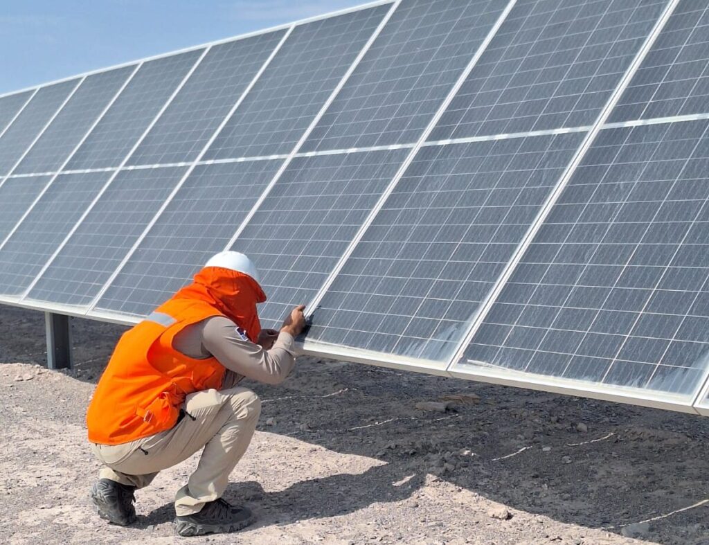U. de Antofagasta y Enel Chile desarrollan investigación en plantas solares para mejorar su eficiencia energética